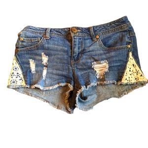 Celebrity Pink distressed jean short shorts with lace.